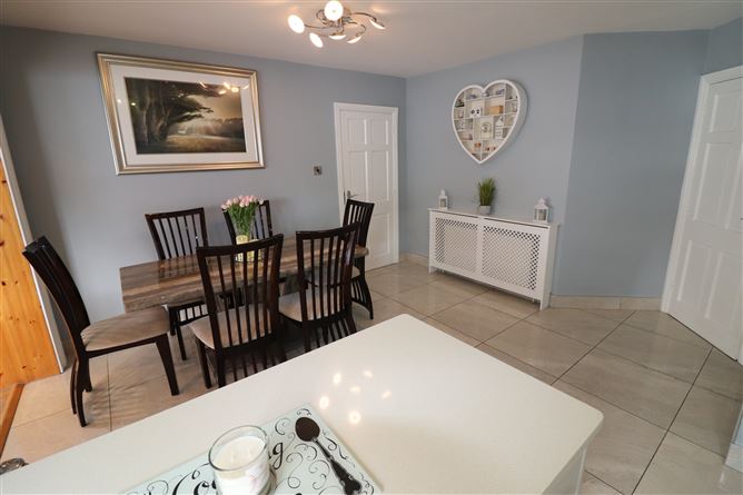 https://photos-a.propertyimages.ie/media/3/8/8/4925883/b0efa273-0962-4d47-be16-63d54198ebe6_l.jpg