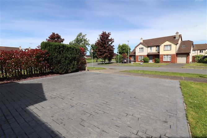 https://photos-a.propertyimages.ie/media/3/8/8/4925883/b0efa273-0962-4d47-be16-63d54198ebe6_l.jpg
