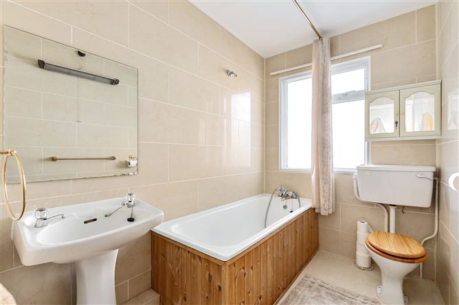 https://photos-a.propertyimages.ie/media/3/9/0/4999093/d4679f96-2d7d-4937-a50d-0817e72ffdab_l.jpg