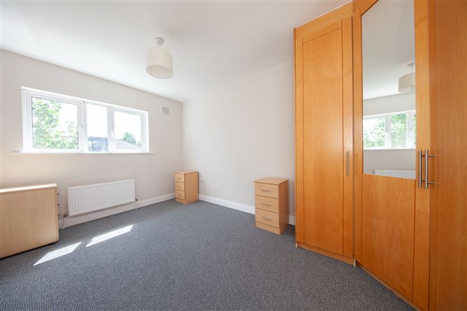https://photos-a.propertyimages.ie/media/3/9/5/5017593/79a385c6-d970-4c7d-955f-3d7888e26f96_l.jpg