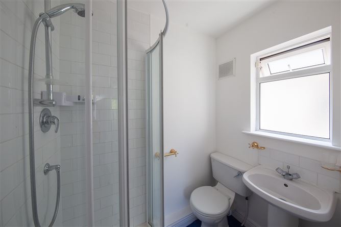 https://photos-a.propertyimages.ie/media/3/9/5/5017593/79a385c6-d970-4c7d-955f-3d7888e26f96_l.jpg