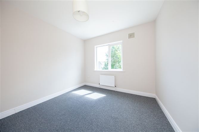 https://photos-a.propertyimages.ie/media/3/9/5/5017593/79a385c6-d970-4c7d-955f-3d7888e26f96_l.jpg