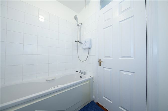 https://photos-a.propertyimages.ie/media/3/9/5/5017593/79a385c6-d970-4c7d-955f-3d7888e26f96_l.jpg
