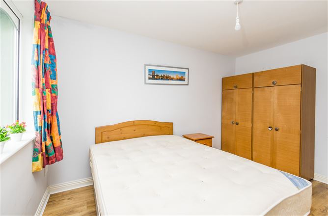 5 Bank Gardens, Henry Street, Roscommon