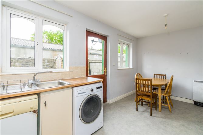 5 Bank Gardens, Henry Street, Roscommon