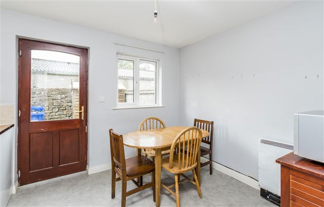 5 Bank Gardens, Henry Street, Roscommon