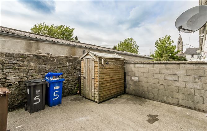 5 Bank Gardens, Henry Street, Roscommon