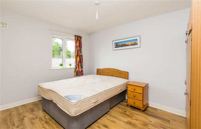 5 Bank Gardens, Henry Street, Roscommon