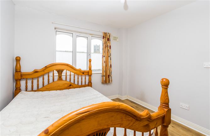 5 Bank Gardens, Henry Street, Roscommon