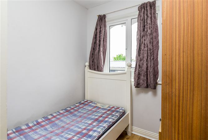 5 Bank Gardens, Henry Street, Roscommon