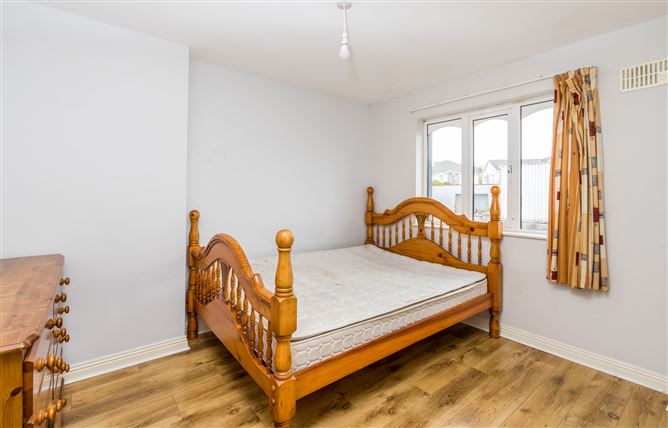 5 Bank Gardens, Henry Street, Roscommon