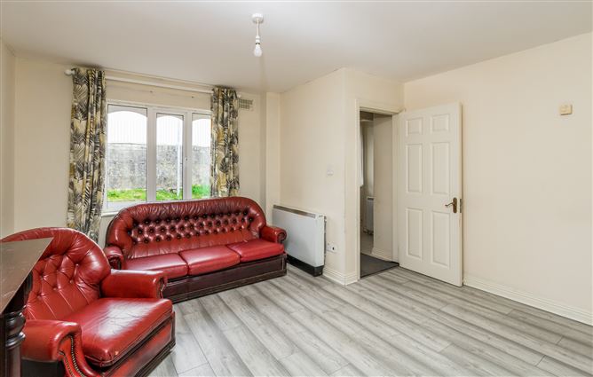 5 Bank Gardens, Henry Street, Roscommon