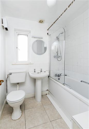 5 Bank Gardens, Henry Street, Roscommon