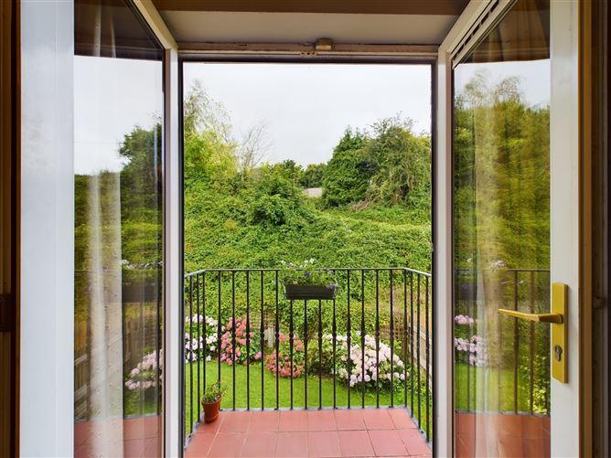 18 Woodville, Rochestown Road, Rochestown, Cork