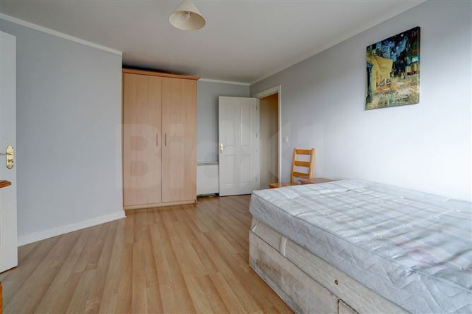 https://photos-a.propertyimages.ie/media/4/0/1/4470104/77f57960-5d72-4dff-8f7f-a3d915f110bd_l.jpg