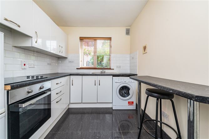 https://photos-a.propertyimages.ie/media/4/0/8/5017804/b22cfb06-b5d9-43ae-8e2c-744312c3dbf1_l.jpg