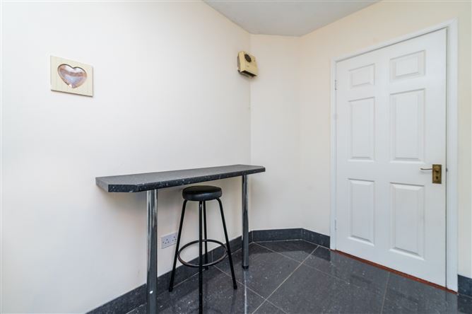 https://photos-a.propertyimages.ie/media/4/0/8/5017804/b22cfb06-b5d9-43ae-8e2c-744312c3dbf1_l.jpg