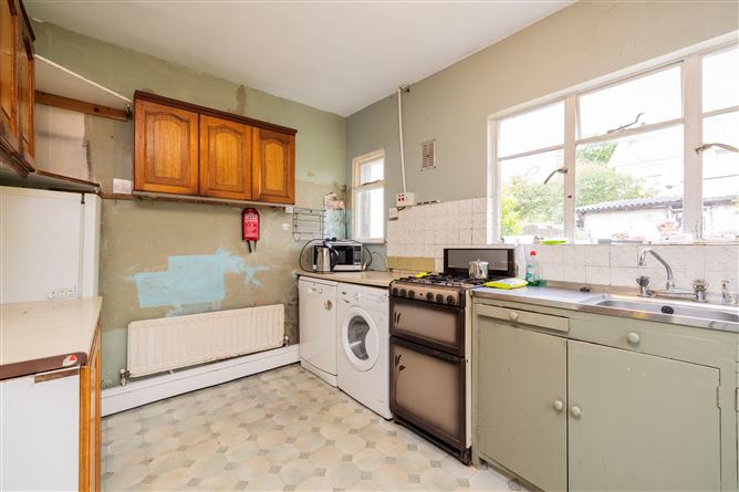 https://photos-a.propertyimages.ie/media/4/1/2/4938214/82b47194-bc64-4e48-948a-6820f4273153_l.jpg