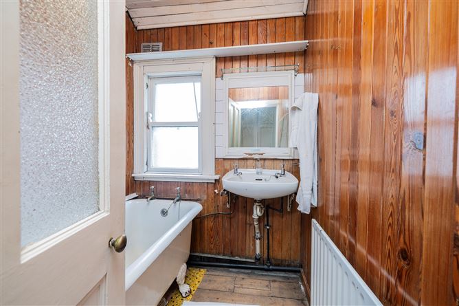 https://photos-a.propertyimages.ie/media/4/1/2/4938214/82b47194-bc64-4e48-948a-6820f4273153_l.jpg