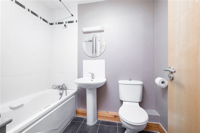 30 Castlegate Sq, Adamstown, Dublin