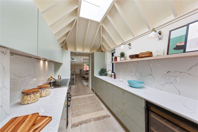 https://photos-a.propertyimages.ie/media/4/2/0/5011024/329be880-03f7-4ade-8df4-d8386d6c037d_l.jpg