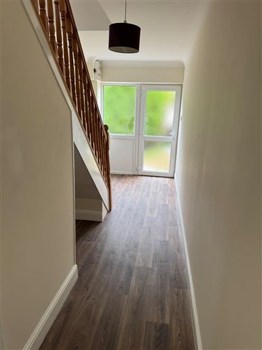 https://photos-a.propertyimages.ie/media/4/2/8/4946824/a8586570-c0bd-4dfc-8ac7-68956d107c18_l.jpg