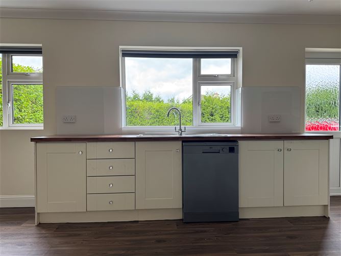 https://photos-a.propertyimages.ie/media/4/2/8/4946824/a8586570-c0bd-4dfc-8ac7-68956d107c18_l.jpg