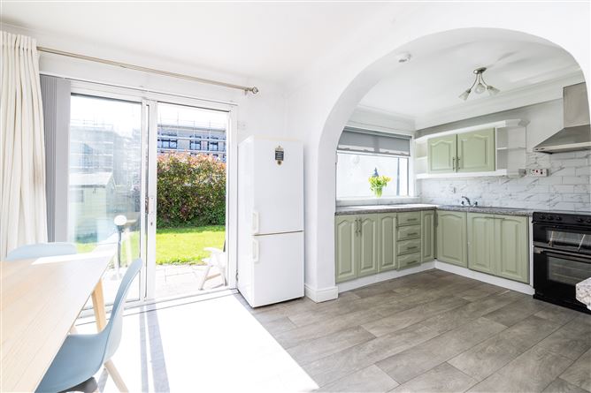 https://photos-a.propertyimages.ie/media/4/2/9/4927924/7533db19-2704-42a6-8273-c69219465139_l.jpg