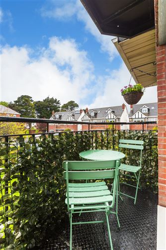 24 Castle Lawns, Kilgobbin Wood, Leopardstown, Sandyford, Dublin 18