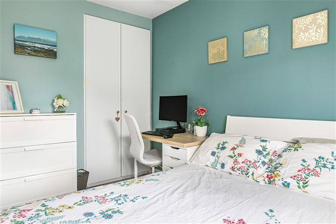 24 Glencairn Grove, The Gallops, Leopardstown, Dublin 18