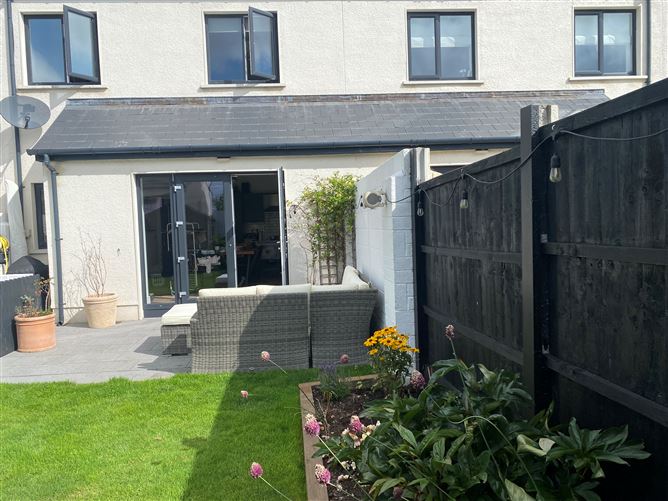 https://photos-a.propertyimages.ie/media/4/3/8/4945834/7551f9c2-9060-4fd0-a5fc-c65d0e801b3d_l.jpeg