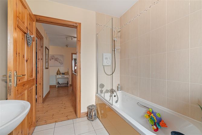 24 Cluain Aoibhin, Station Rd, Foxford, Co. Mayo.