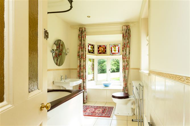 https://photos-a.propertyimages.ie/media/4/4/6/4732644/27963535-e3f4-4ea8-817c-637ccfa28407_l.jpg