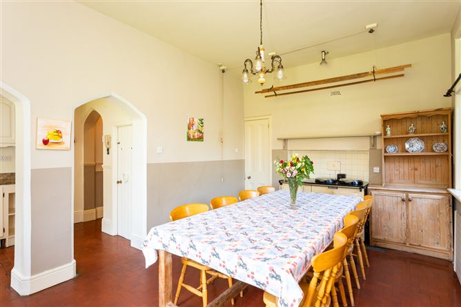 https://photos-a.propertyimages.ie/media/4/4/6/4732644/27963535-e3f4-4ea8-817c-637ccfa28407_l.jpg