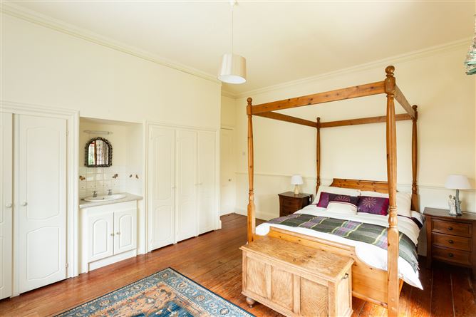 https://photos-a.propertyimages.ie/media/4/4/6/4732644/27963535-e3f4-4ea8-817c-637ccfa28407_l.jpg