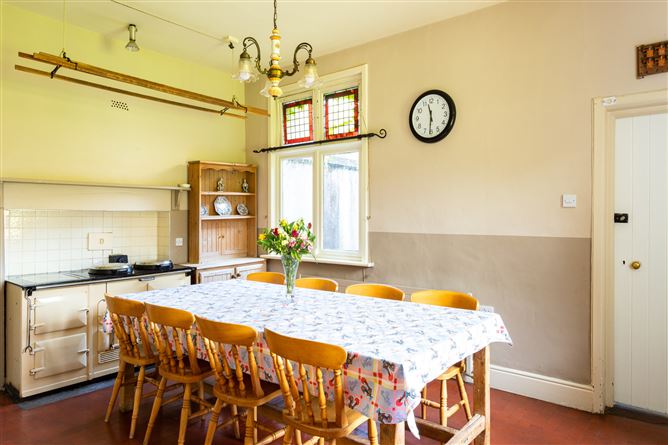 https://photos-a.propertyimages.ie/media/4/4/6/4732644/27963535-e3f4-4ea8-817c-637ccfa28407_l.jpg