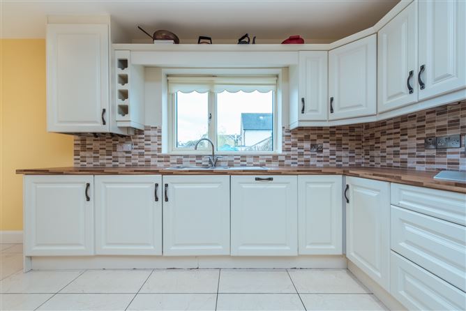 https://photos-a.propertyimages.ie/media/4/4/6/4923644/d43de44c-0d1f-40e4-9383-09197123455b_l.jpg
