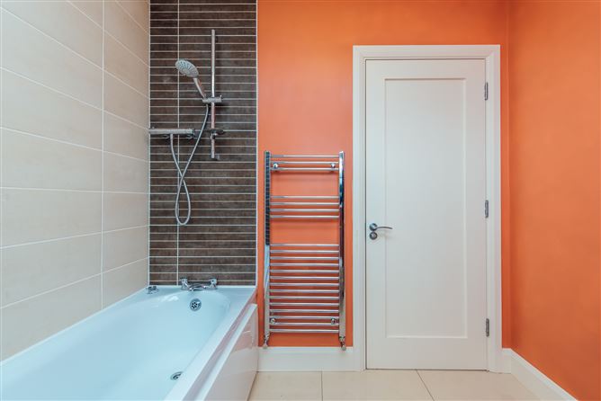 https://photos-a.propertyimages.ie/media/4/4/6/4923644/d43de44c-0d1f-40e4-9383-09197123455b_l.jpg