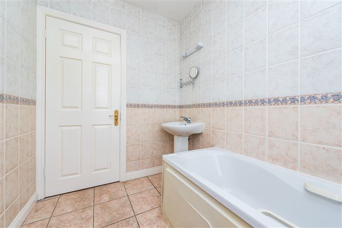 https://photos-a.propertyimages.ie/media/4/4/7/4915744/f94be100-9b85-4819-aa1e-4ba271a458cb_l.jpg