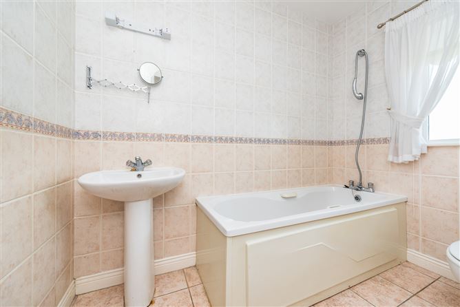 https://photos-a.propertyimages.ie/media/4/4/7/4915744/f94be100-9b85-4819-aa1e-4ba271a458cb_l.jpg