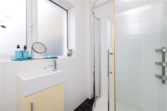 https://photos-a.propertyimages.ie/media/4/4/7/4962744/656185d4-92ff-47af-a1d3-f7a9974556a0_l.jpg