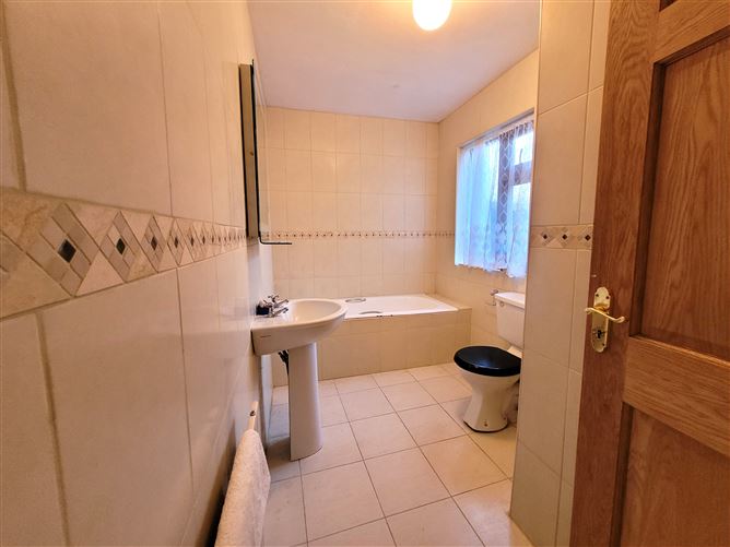 25 St Marys Crescent, Westport, Mayo