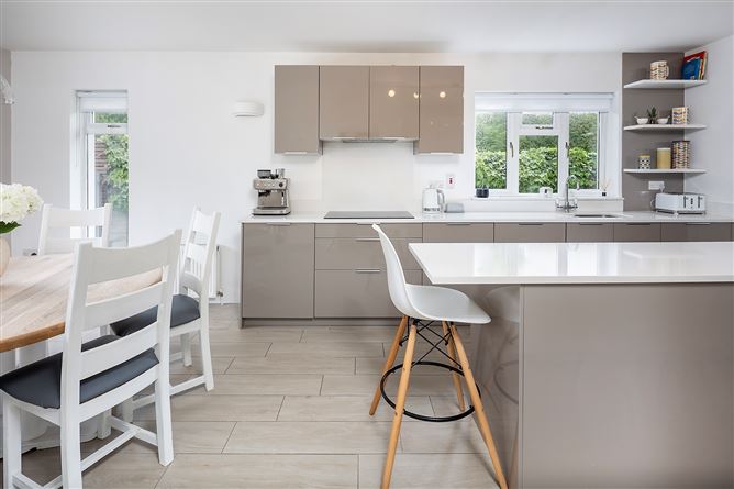 Santa Clara, 33 Árd Na Greine, Dark Road, Castleredmond, Midleton, Cork