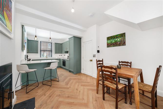 https://photos-a.propertyimages.ie/media/4/6/6/4923664/5858edb9-7829-4a80-ad4a-4afab36a33b2_l.jpg