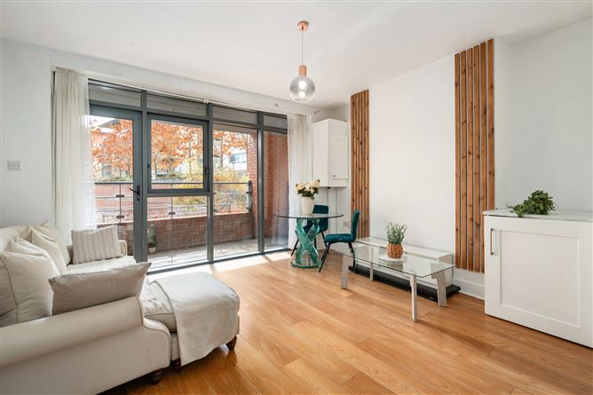 33 The Oval, Tullyvale, Cabinteely, Dublin 18