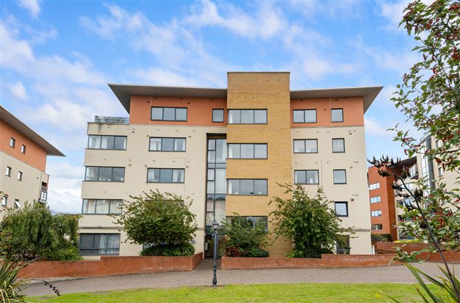 33 The Oval, Tullyvale, Cabinteely, Dublin 18