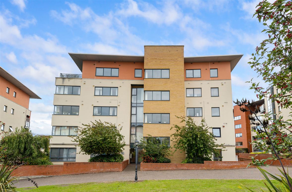 33 The Oval, Tullyvale, Cabinteely, Dublin 18