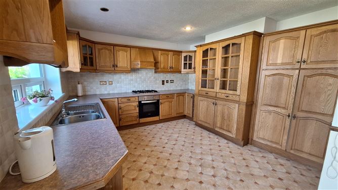 https://photos-a.propertyimages.ie/media/4/6/9/4997964/0f69345d-ee55-4341-995a-71389b3023ce_l.jpg