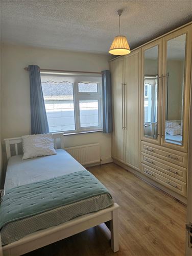 https://photos-a.propertyimages.ie/media/4/6/9/4997964/0f69345d-ee55-4341-995a-71389b3023ce_l.jpg
