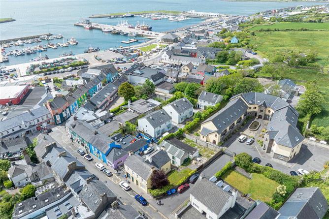 Photo 15 of 21 — 10 An Doirin, Green Street, Dingle, Kerry